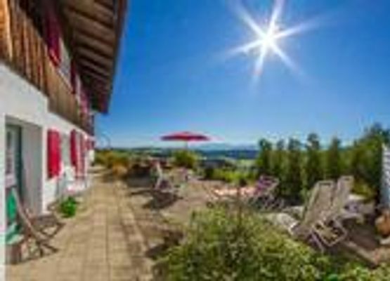 5-Sterne-Bauernhaus mit Verwöhnprogramm auf 1.000 m, Panoramalage, gr. Sonnenterrasse. Ausgezeichnet mit dem Best Stays Award 2017 und 2018