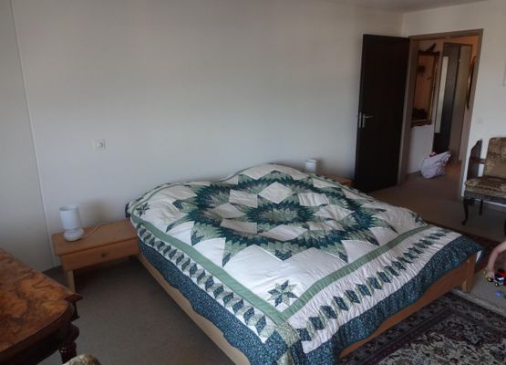 Schlafzimmer mit Doppelbett (neue hochwertige Matratze) und Etagenbett. 