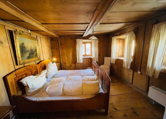 Original Engadiner Schlafzimmer in Arvenholz
