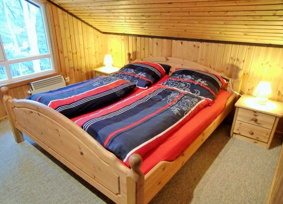 Schlafzimmer EG mit Bett 1,8m x 2,0m
