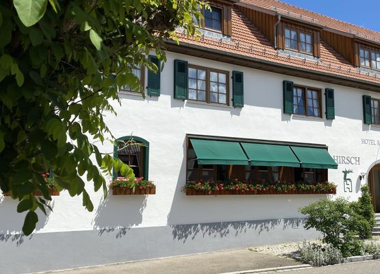 Romantik Hotel l Restaurant Hirsch, (Sonnenbühl). Juniorsuite Kornberg mit Balkon, 28 qm, Badezimmer mit Regendusche