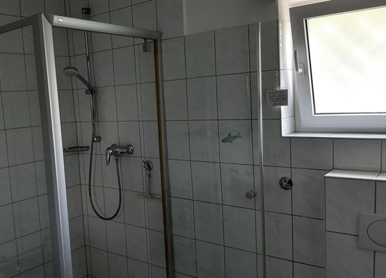 Bad1 mit Dusche und WC