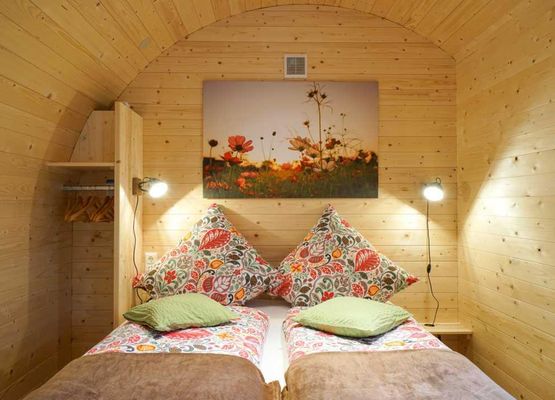gemütliches Bett in der Rhön Lodge