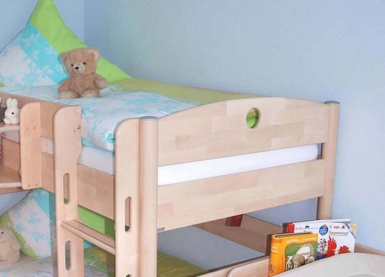 Kinderzimmer mit Stockbett &amp; Kinderbett