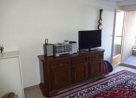 Wohnzimmer mit TV und DAB-Radio