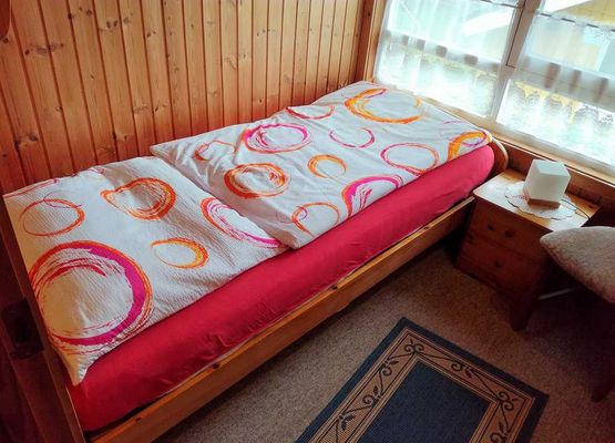 Schlafzimmer OG mit Bett 0,9m x 2,0m