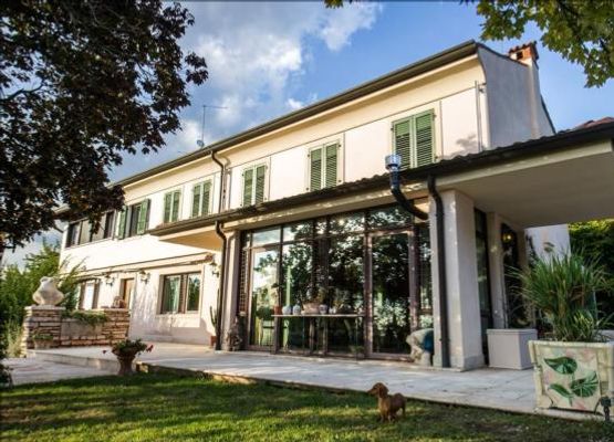 Elegante Villa Isidoro bei Verona mit Salzwasser-Pool und Parkanlage