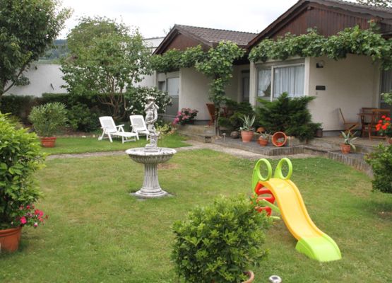 Garten_mit_Blick_auf_FeWo_M%c3%bcller-Thurgau