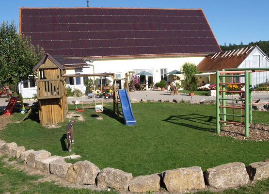 Ferienbauernhof Herrmann (Herrieden). Ferienwohnung Strohlager (50qm) mit Terrasse und Küche