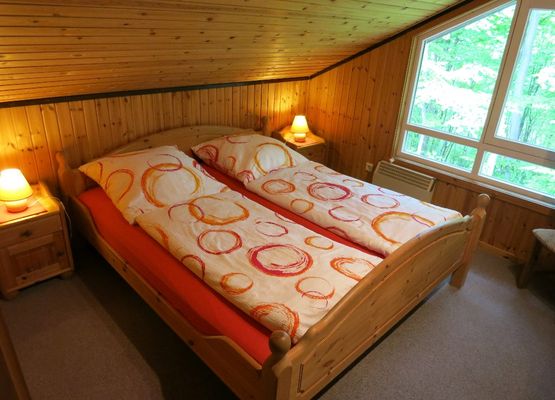 Schlafen OG mit Bett 1,8m x 2,0m Haus Mara