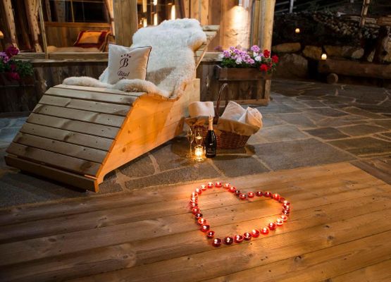 romantisch bei Vollmond auf der Terrasse