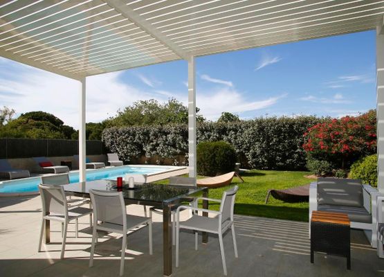 Voll ausgestattete Terrasse mit Sonnenliegen und privatem Pool